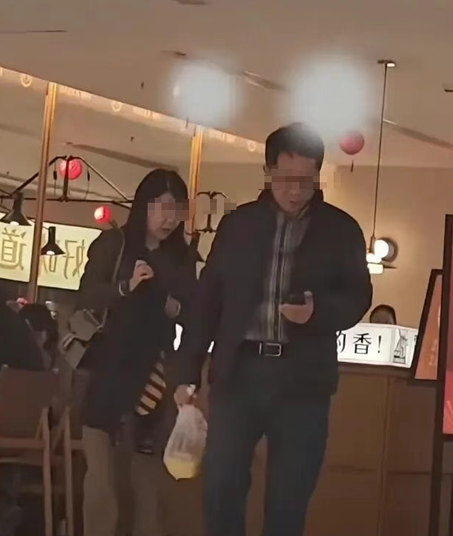 2000万身价丈夫被举报劈腿老小三，2人被抓拍车内接吻原配也太惨了（组图） - 4