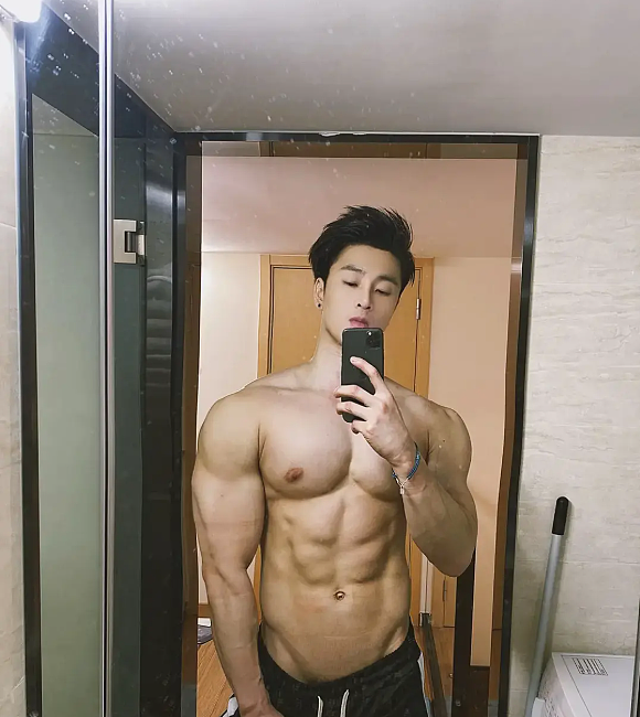 【帅哥】30岁武汉运动博主,南瓜肩显狂野魅力,肌肉比心像举哑铃,引粉丝模仿(组图) - 1
