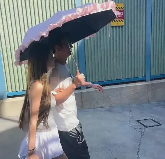 王思聪新女友闪亮登场，热恋中帮新女友拎包献殷勤，身材比懒懒还辣（组图） - 8