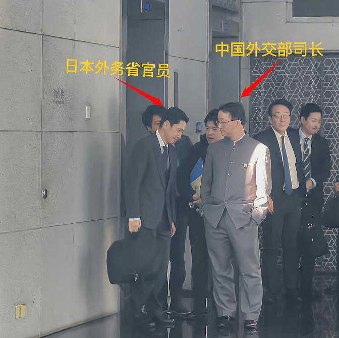 日中紧张央视竟PO官员“插口袋”送客,日本媒体人揭背后目的(组图) - 1