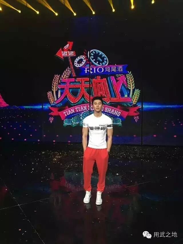 【帅哥】30岁武汉运动博主,南瓜肩显狂野魅力,肌肉比心像举哑铃,引粉丝模仿(组图) - 3