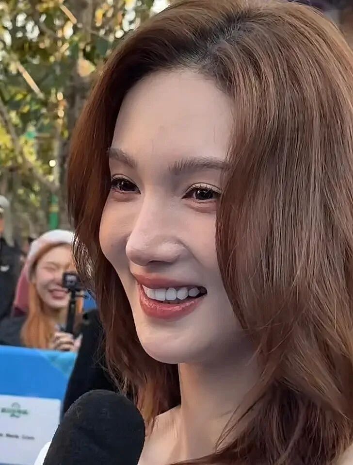 金晨怼脸拍鼻翼疤痕明显，妆浓到卡粉都遮不住，网友劝她收手（组图） - 1