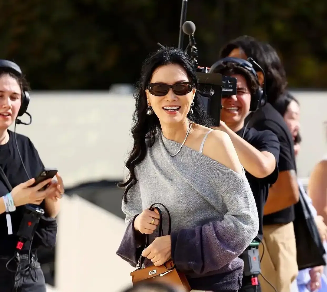 邓文迪又升咖了！女儿长成翻版可儿，打赢继承之战名媛气场拉满…（组图） - 38