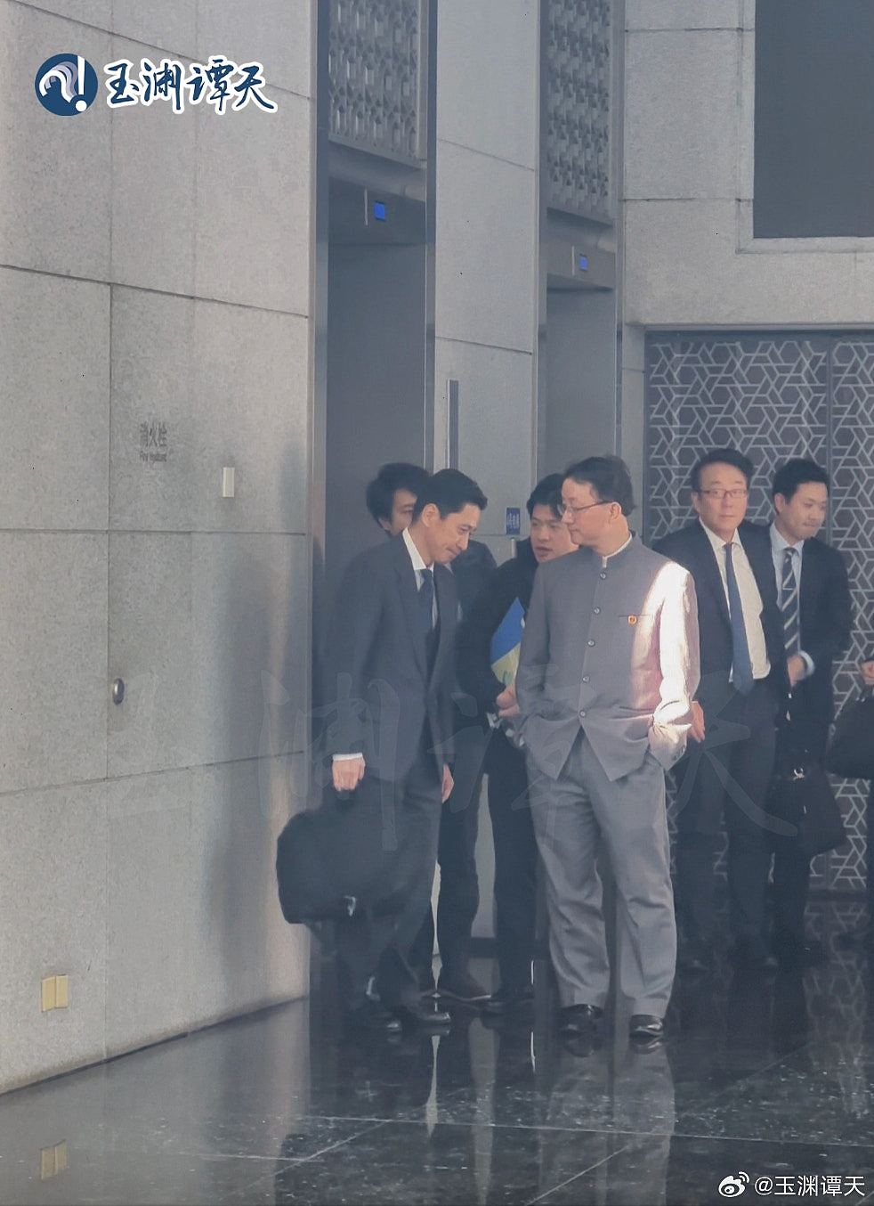 中国官员双手插袋送客!官媒发日本官员离开外交部片段:低头听讲话(组图) - 1