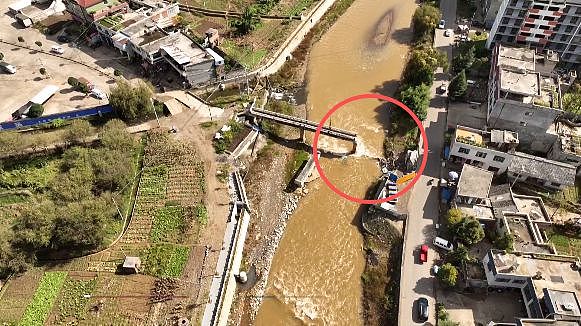 贵州一危桥被拆，百余名学生过河上学成难题，村民众筹搭便桥，钱有了为何迟迟不动工？（组图） - 1
