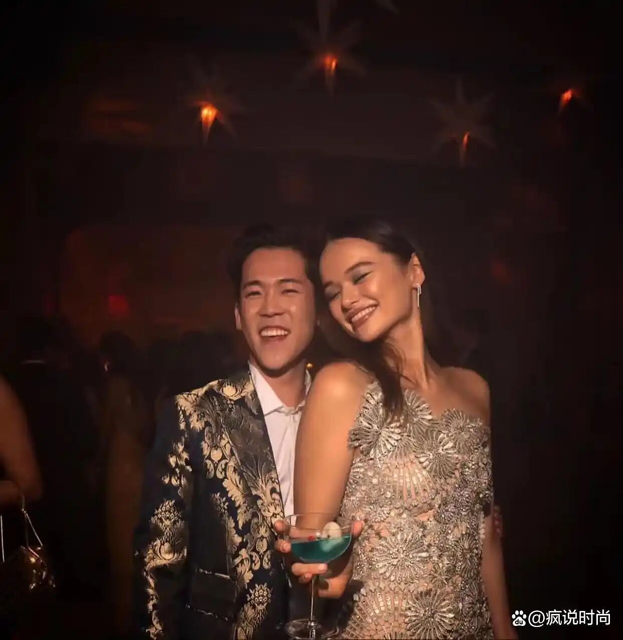 邓文迪又升咖了！女儿长成翻版可儿，打赢继承之战名媛气场拉满…（组图） - 4