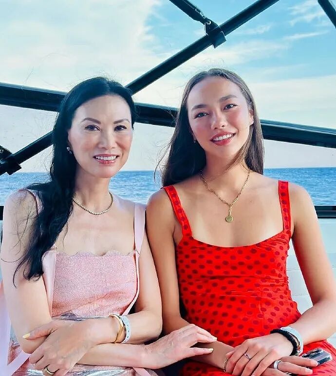 邓文迪又升咖了！女儿长成翻版可儿，打赢继承之战名媛气场拉满…（组图） - 14