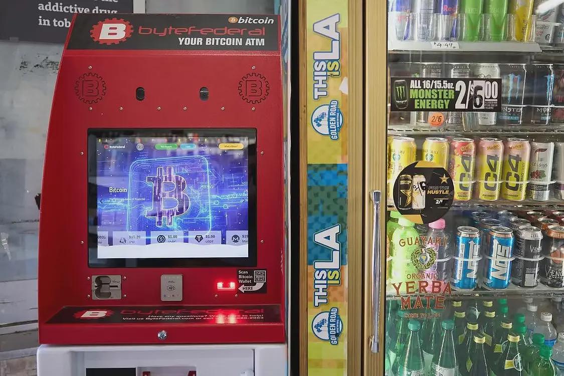 新型“杀猪盘”来袭！72岁老太被骗30万美元后离婚 - 1