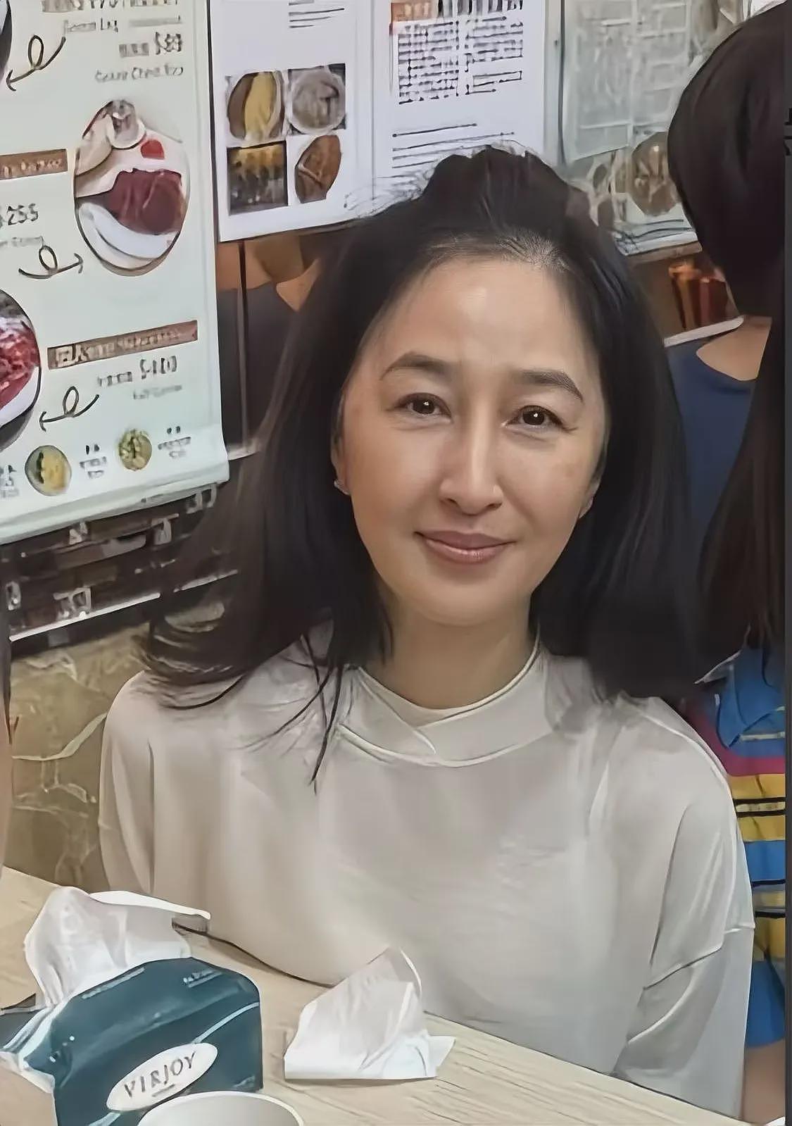 张家辉夫妻香港吃路边摊，61岁关咏荷皮肉松垮，脸上老年斑太抢镜（组图） - 19