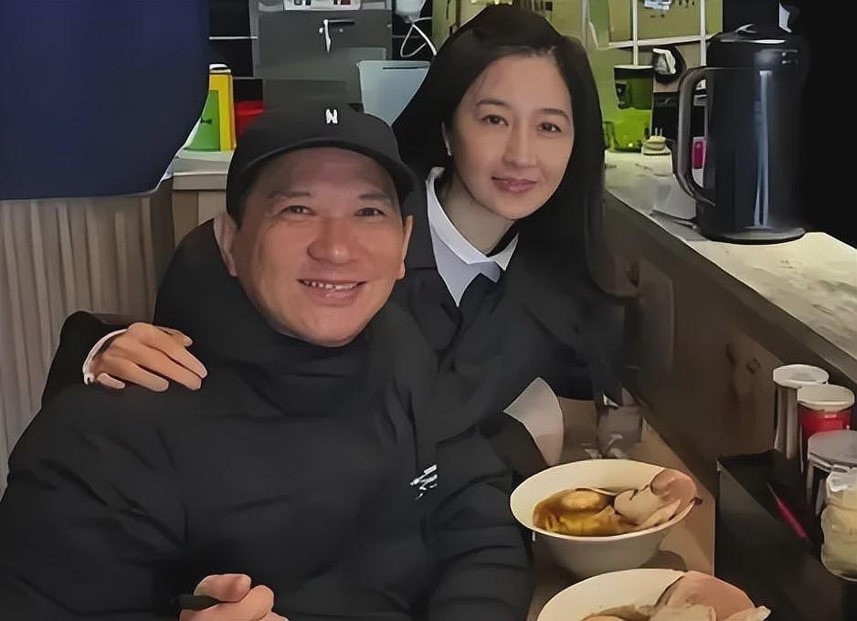 张家辉夫妻香港吃路边摊，61岁关咏荷皮肉松垮，脸上老年斑太抢镜（组图） - 22