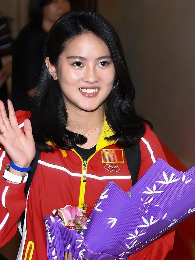 霍启山疑与娜然交往，在弟弟婚礼上如影随形，女方曾签约男方公司（组图） - 3