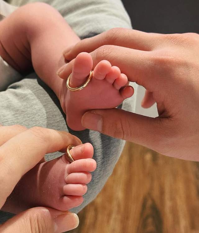 “阿奴”刘品言官宣生女！婚戒套宝宝大脚趾上，产后模样好憔悴（组图） - 4