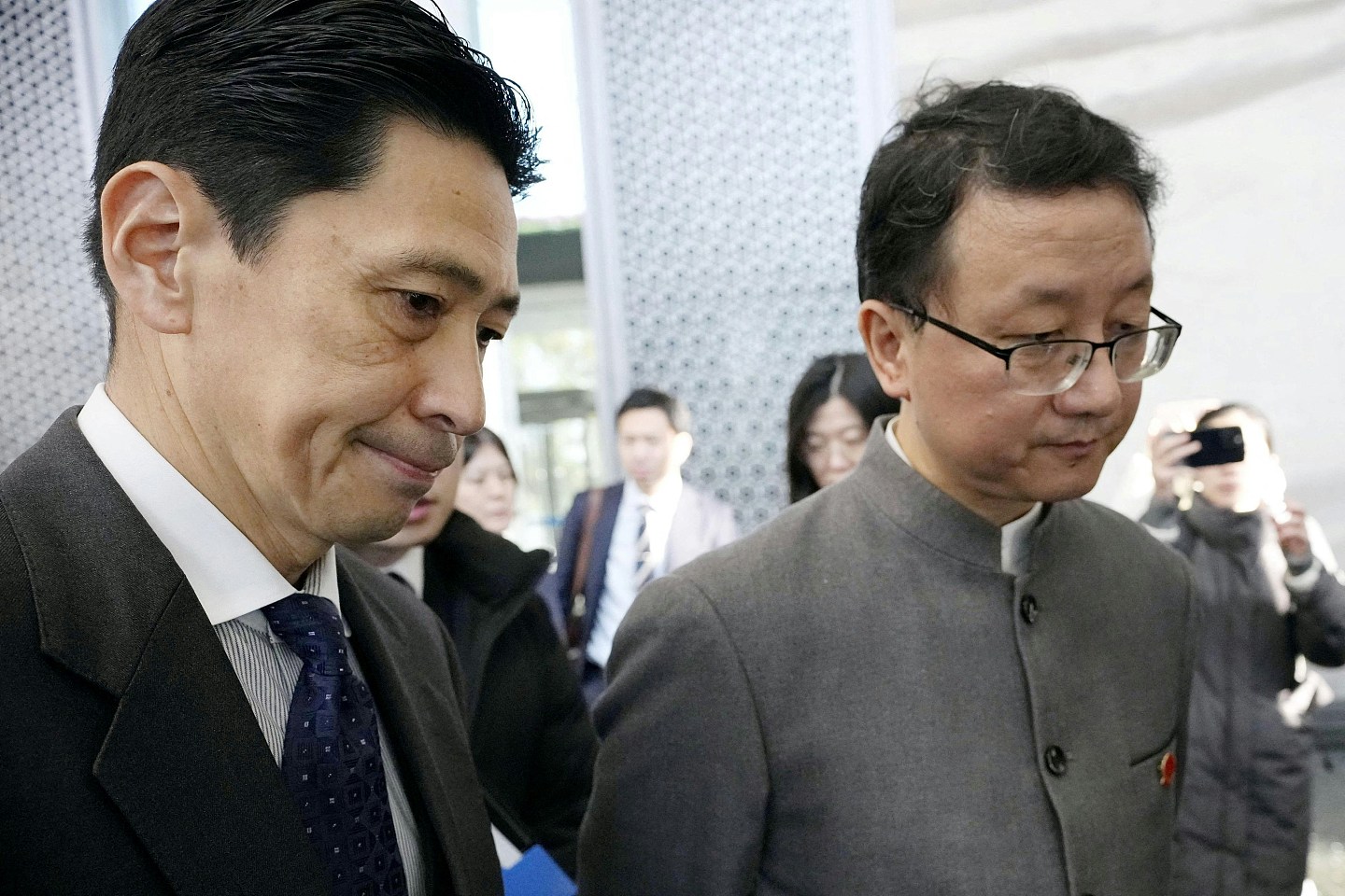 中日官员北京会面,中国促撤回台湾有事言论,日方拒绝(组图) - 1