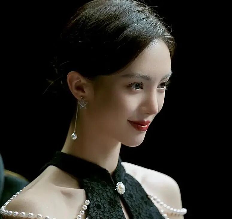 金晨怼脸拍鼻翼疤痕明显，妆浓到卡粉都遮不住，网友劝她收手（组图） - 17