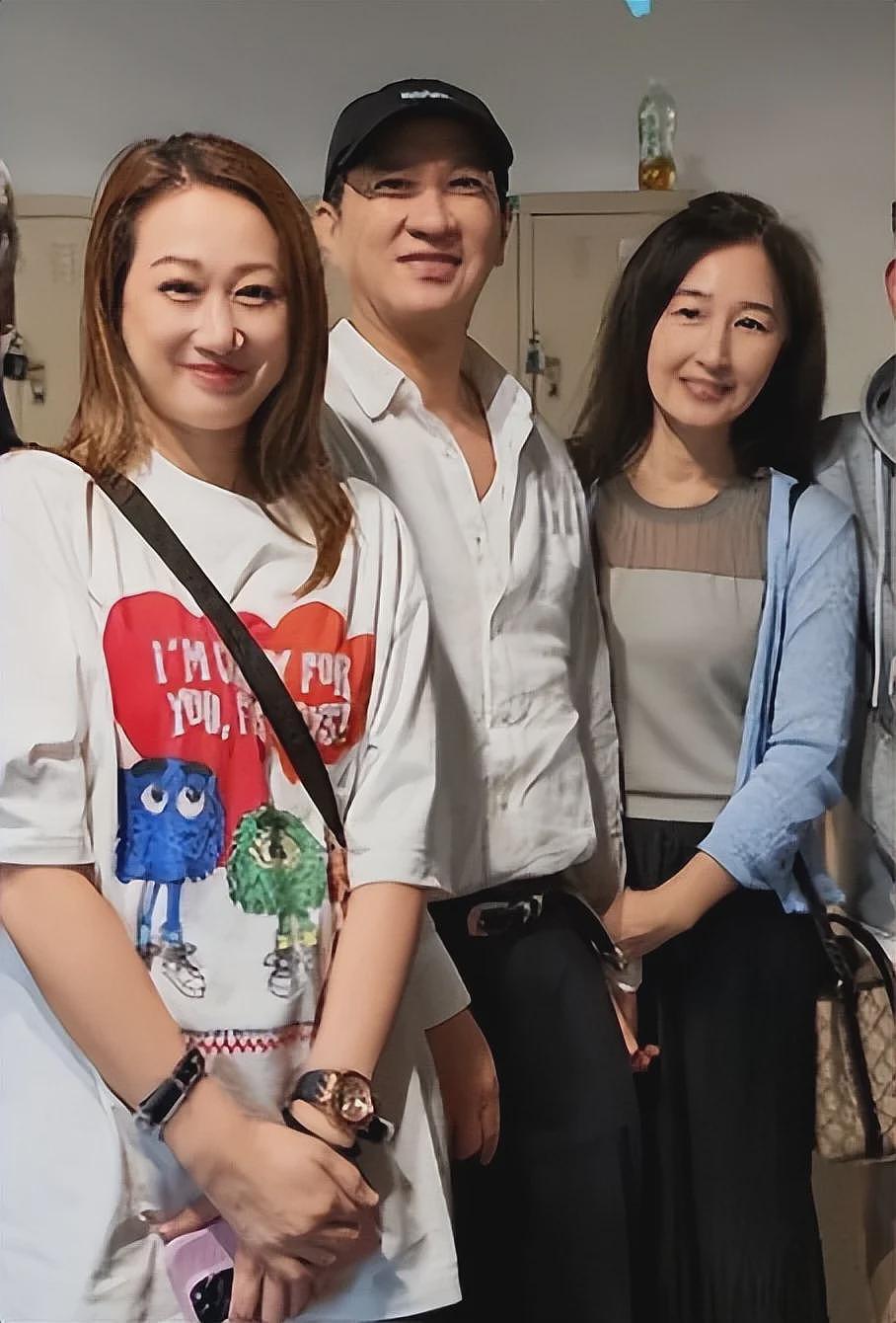 张家辉夫妻香港吃路边摊，61岁关咏荷皮肉松垮，脸上老年斑太抢镜（组图） - 24
