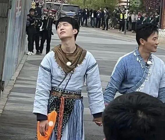 范丞丞一个“投怀送抱”，咋把全网缺德脑洞都炸出来了？（组图） - 48