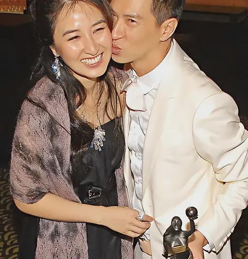 张家辉夫妻香港吃路边摊，61岁关咏荷皮肉松垮，脸上老年斑太抢镜（组图） - 9