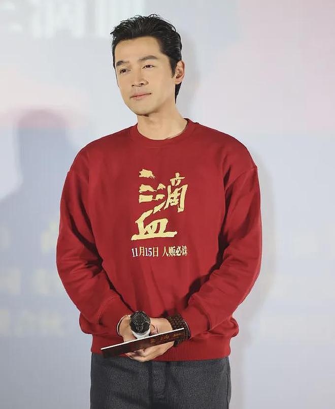 43岁胡歌断崖式衰老，眼袋肿大身材发福，新片票房失利状态差（组图） - 10