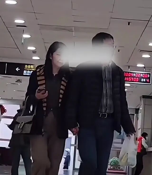 2000万身价丈夫被举报劈腿老小三，2人被抓拍车内接吻原配也太惨了（组图） - 2