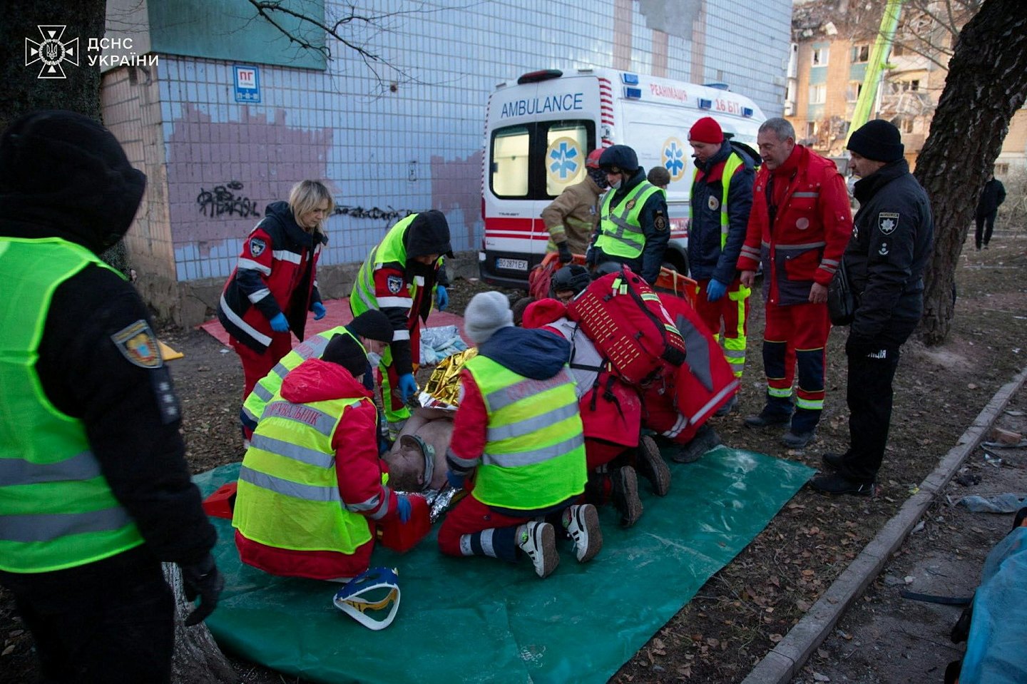 乌克兰西部城市住宅楼遭空袭，至少25死93人伤（组图） - 3