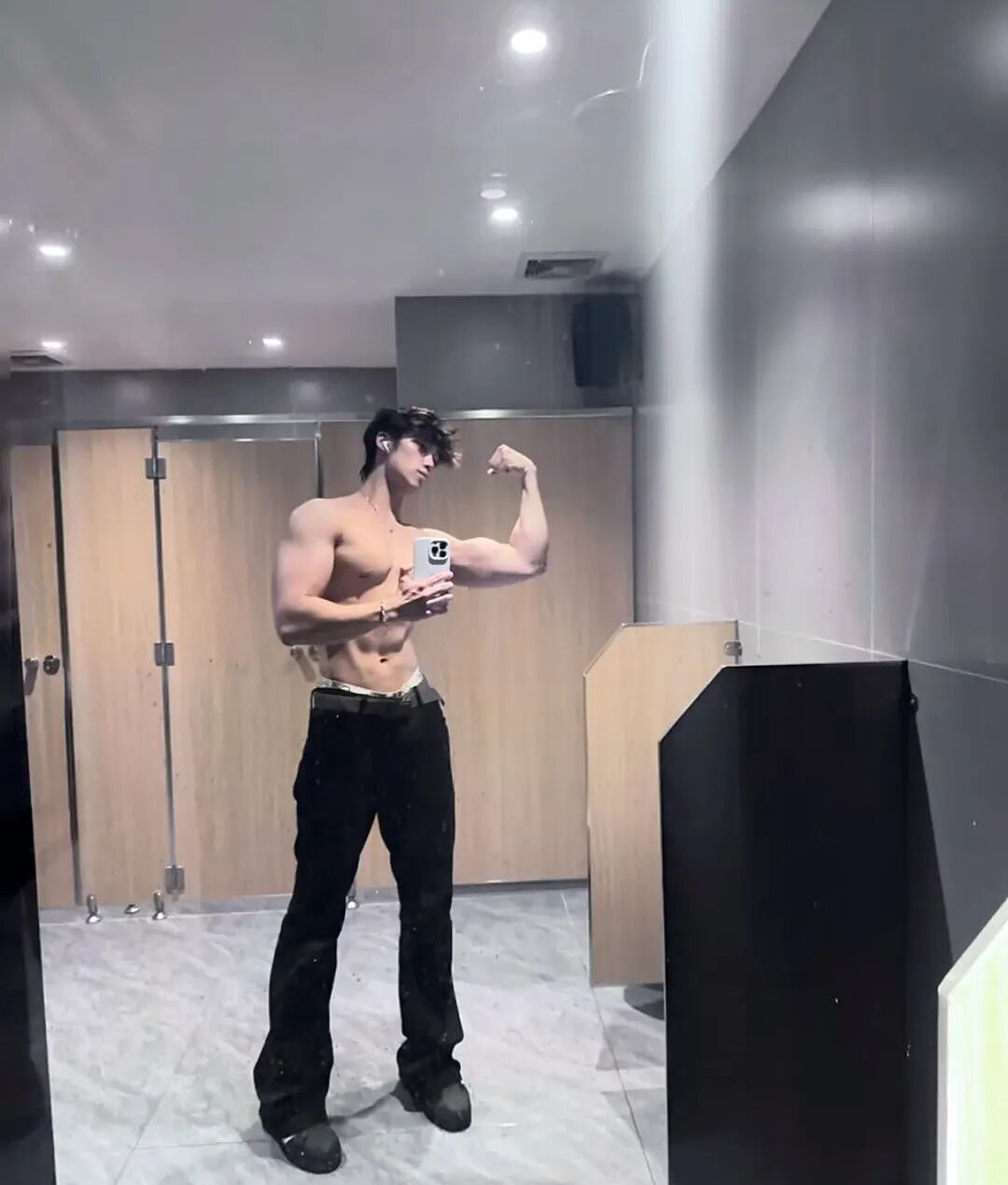 【帅哥】广体185男大体育生厕所秀肌肉大包?发育得真好!(组图) - 3