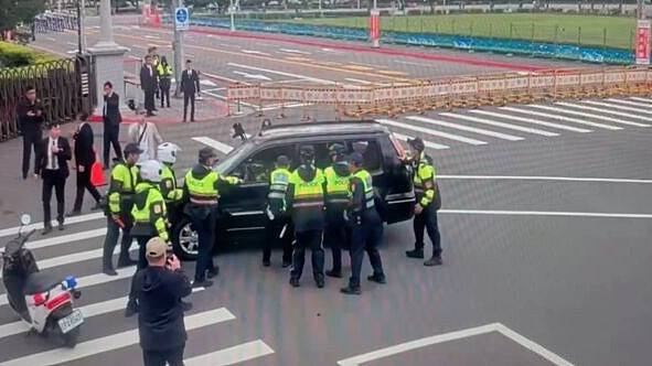 吐瓦鲁总理夫妇访台,无照男驾车欲冲撞领导人官邸大喊:“我是皇太子!”(组图) - 1