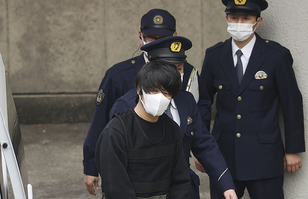 山上彻也守大哥遗体哭崩:“都是我的错!”安倍遇刺案凶嫌妹曝家庭悲剧(组图) - 1