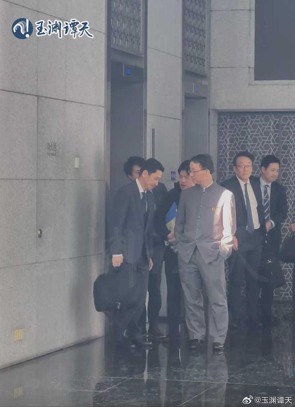 中国外交部官员解释“插兜送客”:天冷,不便握手(视频/组图) - 1