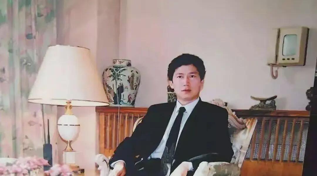 百亿富豪去世:充值5000万住洗浴中心,被保姆控制百亿家产,父子不能相见(组图) - 2