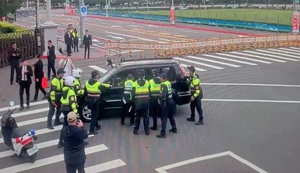吐瓦鲁总理夫妇访台,无照男驾车欲冲撞领导人官邸大喊:“我是皇太子!”(组图) - 2