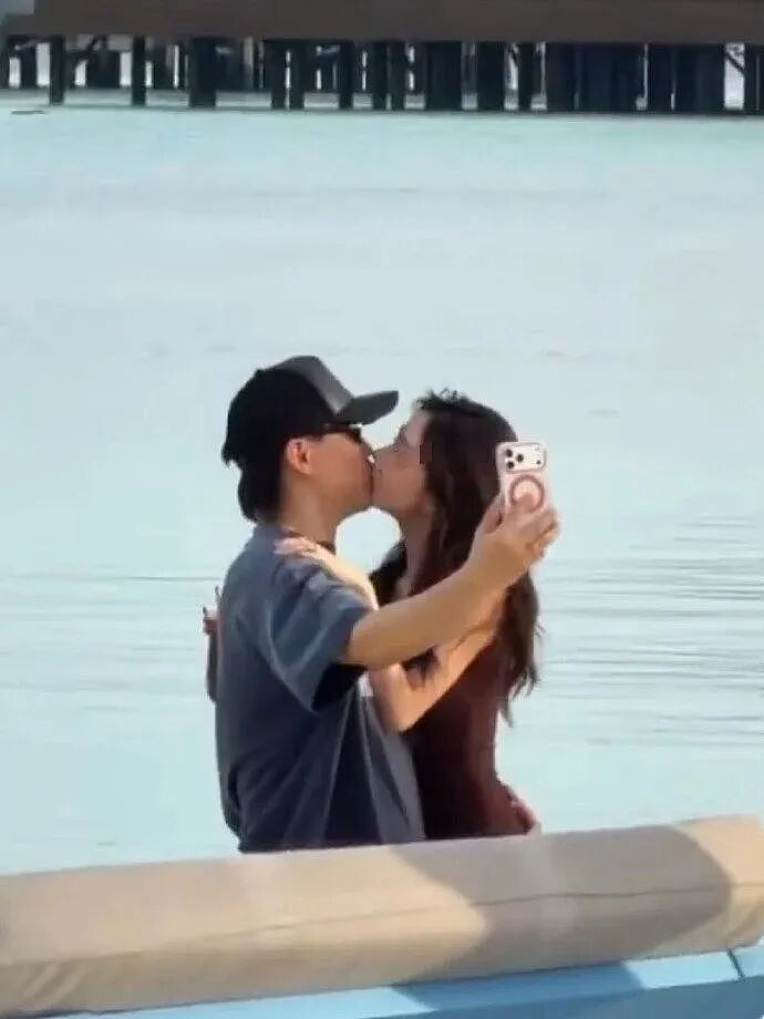 热搜爆了！胡彦斌×易梦玲恋情实锤？二人同游马尔代夫，接吻牵手甜蜜互动，年龄相差16岁引全网热议（组图） - 7