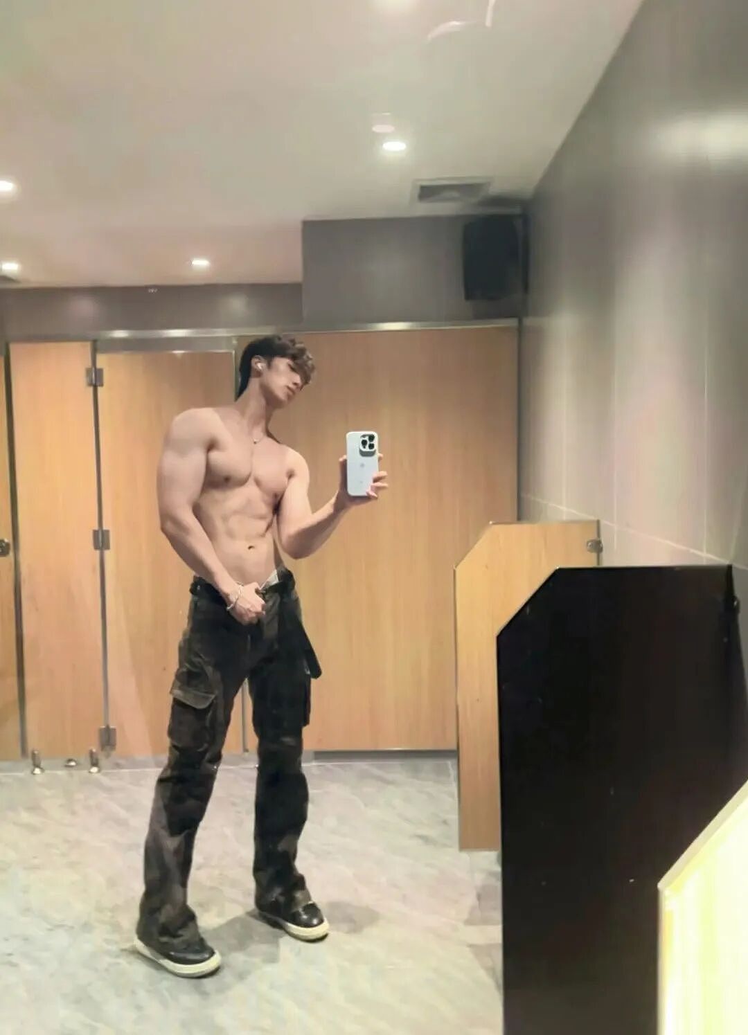 【帅哥】广体185男大体育生厕所秀肌肉大包?发育得真好!(组图) - 6