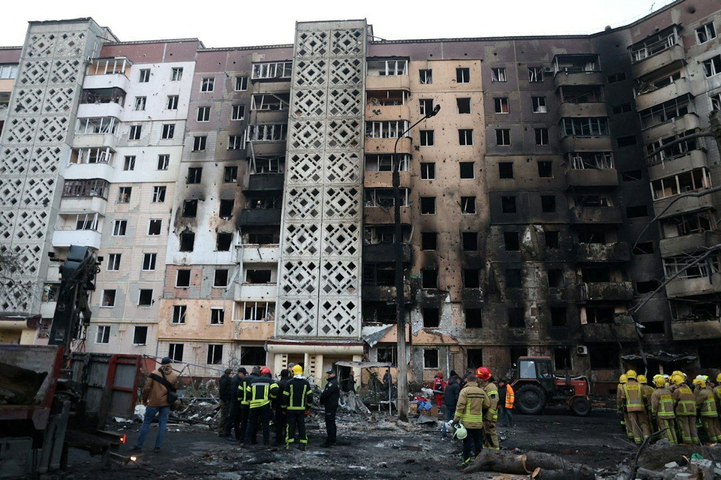 乌克兰西部城市住宅楼遭空袭，至少25死93人伤（组图） - 7