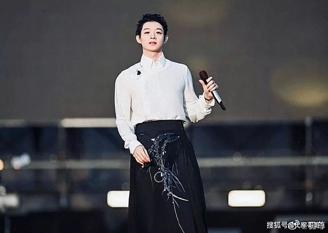 35岁霍尊高调复出，音乐节连唱9首燃炸全场（组图） - 1
