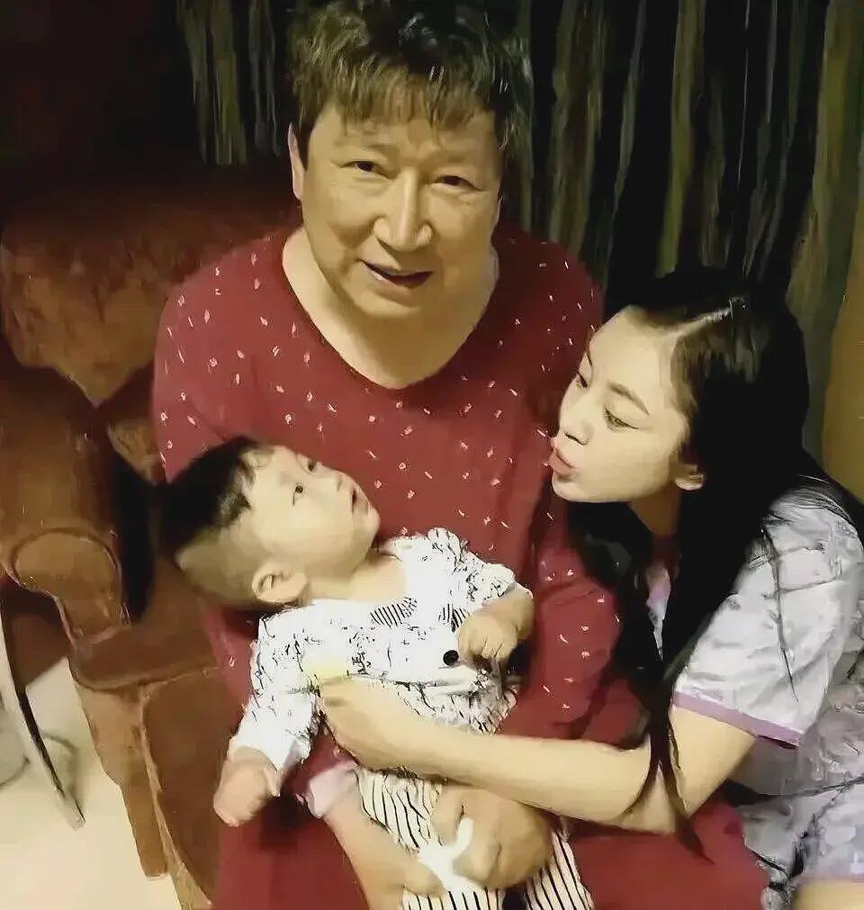 百亿富豪去世:充值5000万住洗浴中心,被保姆控制百亿家产,父子不能相见(组图) - 6