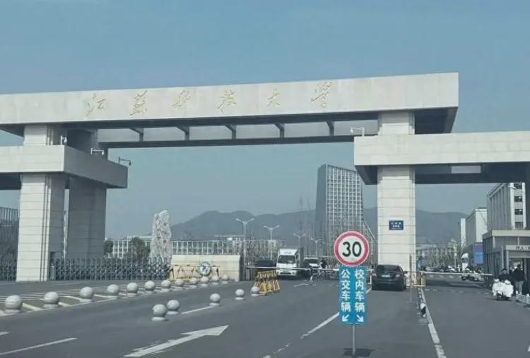 高中学历博导后续:穿帮原因被扒,想参评院士,终露破绽(组图) - 1