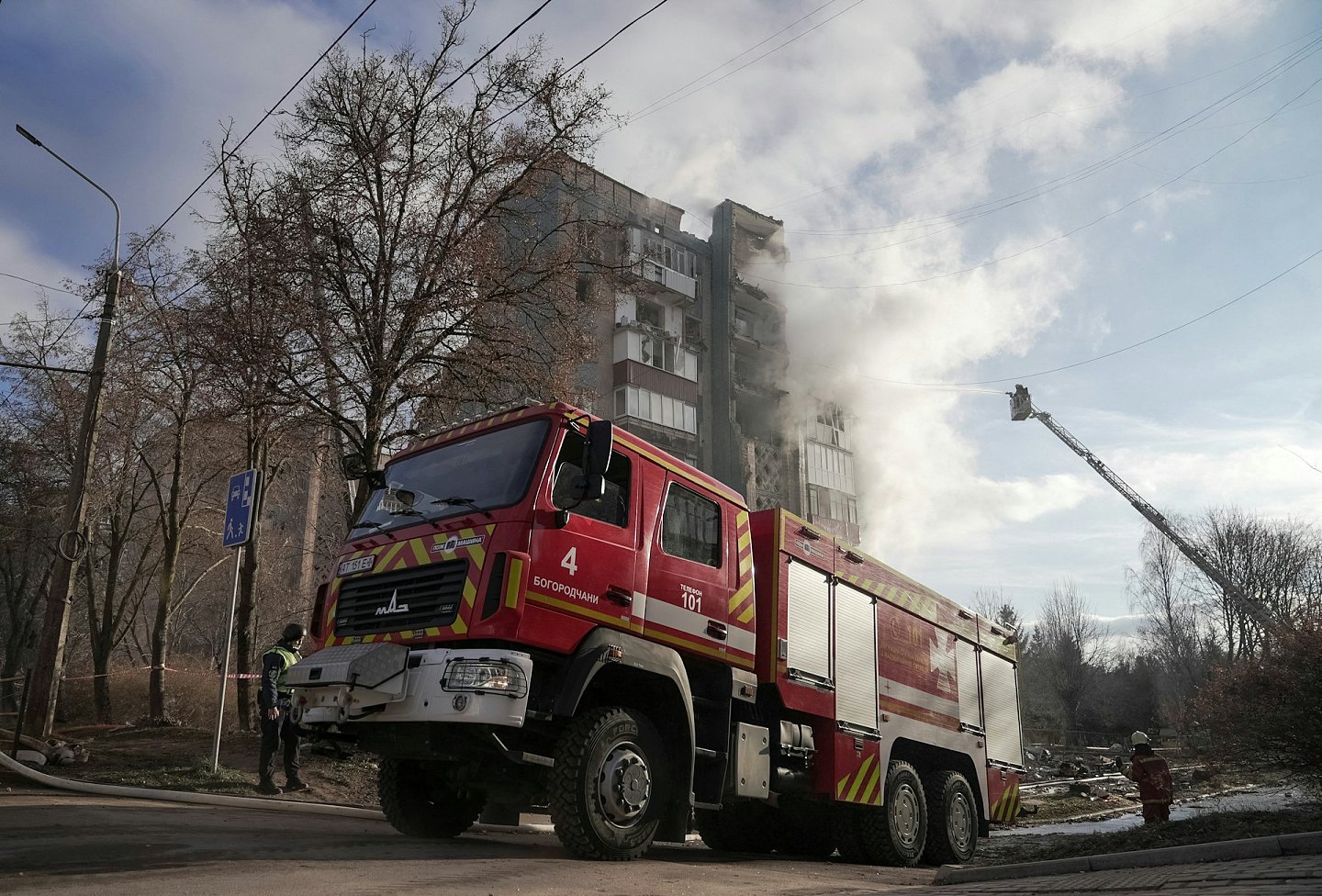 乌克兰西部城市住宅楼遭空袭，至少25死93人伤（组图） - 5