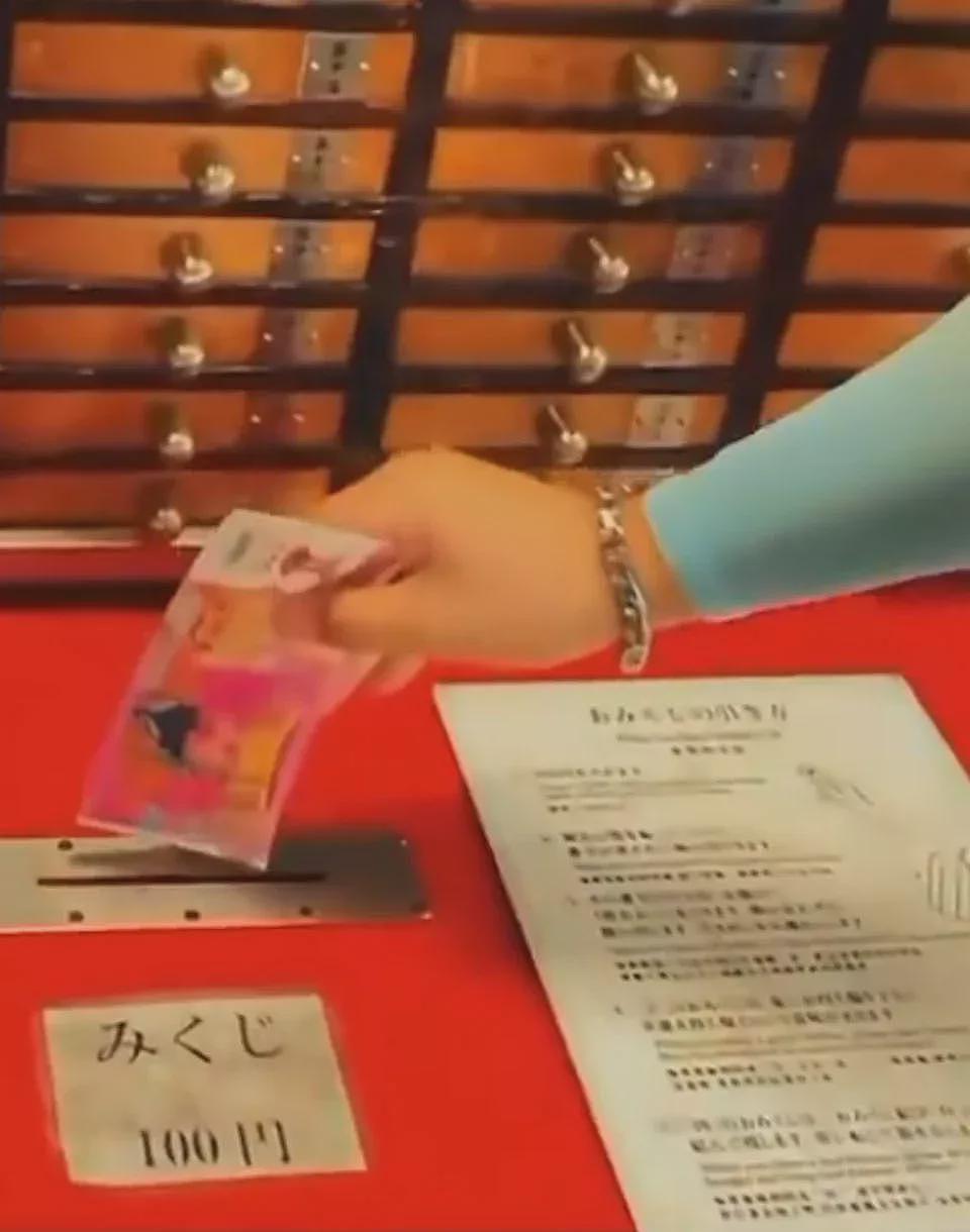 疑中国游客在东京浅草寺喊“鬼子”！投冥币求签引热议（视频/组图） - 3