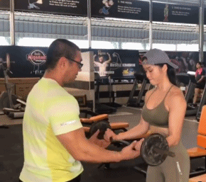 【美女】29岁妹子穿短裤练深蹲!网友:画面太美不敢看...(组图) - 7