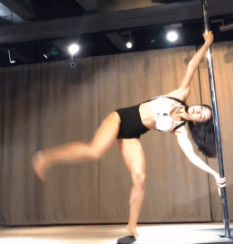 【美女】29岁妹子穿短裤练深蹲!网友:画面太美不敢看...(组图) - 13