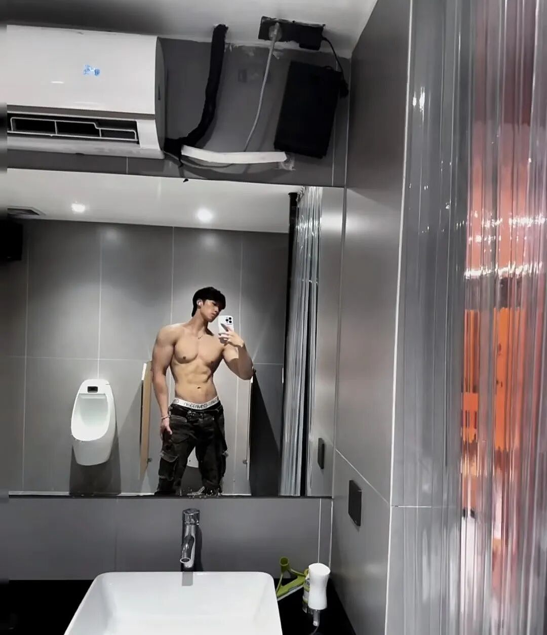 【帅哥】广体185男大体育生厕所秀肌肉大包?发育得真好!(组图) - 4