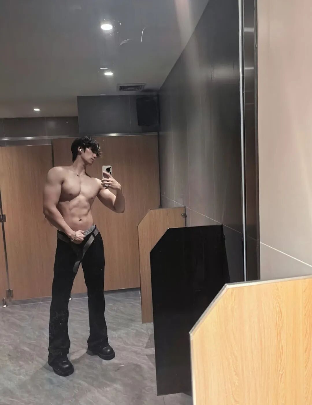 【帅哥】广体185男大体育生厕所秀肌肉大包?发育得真好!(组图) - 1
