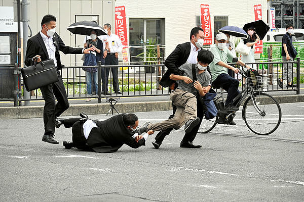 山上彻也守大哥遗体哭崩:“都是我的错!”安倍遇刺案凶嫌妹曝家庭悲剧(组图) - 2