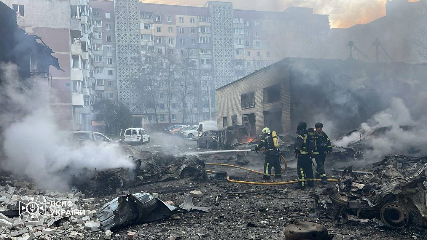 乌克兰西部城市住宅楼遭空袭，至少25死93人伤（组图） - 1