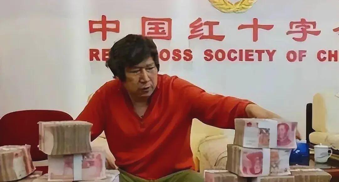 百亿富豪去世:充值5000万住洗浴中心,被保姆控制百亿家产,父子不能相见(组图) - 3