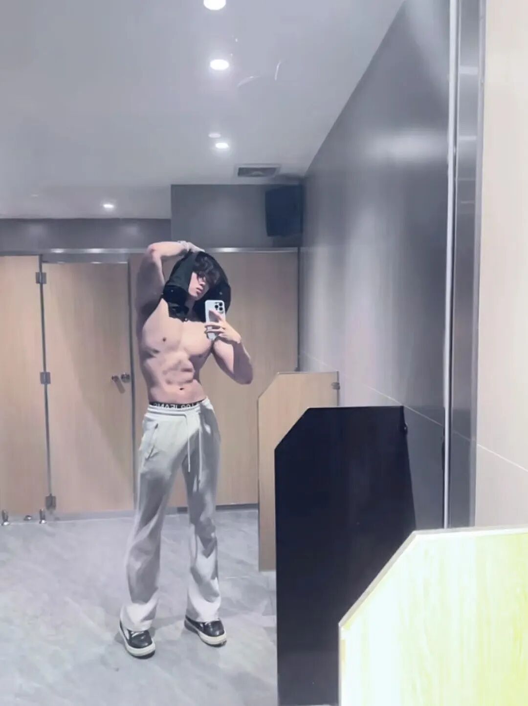 【帅哥】广体185男大体育生厕所秀肌肉大包?发育得真好!(组图) - 2