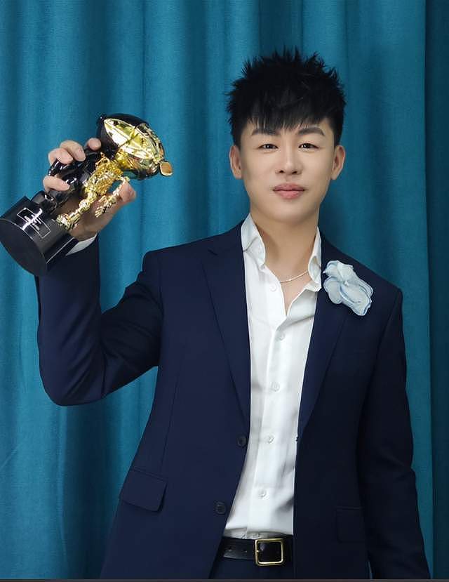 恋情实锤！胡彦斌易梦玲亲吻照曝光，两人相差16岁（组图） - 9