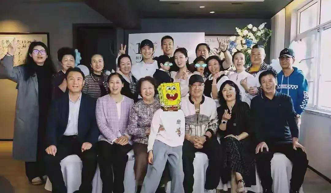 baby带小海绵和黄晓明妈妈聚餐!俩人轮流带娃,和前夫家相处愉快(组图) - 9