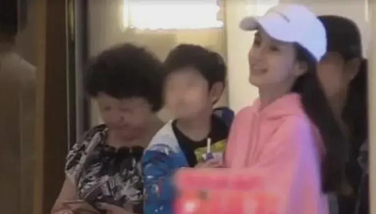 baby带小海绵和黄晓明妈妈聚餐!俩人轮流带娃,和前夫家相处愉快(组图) - 3