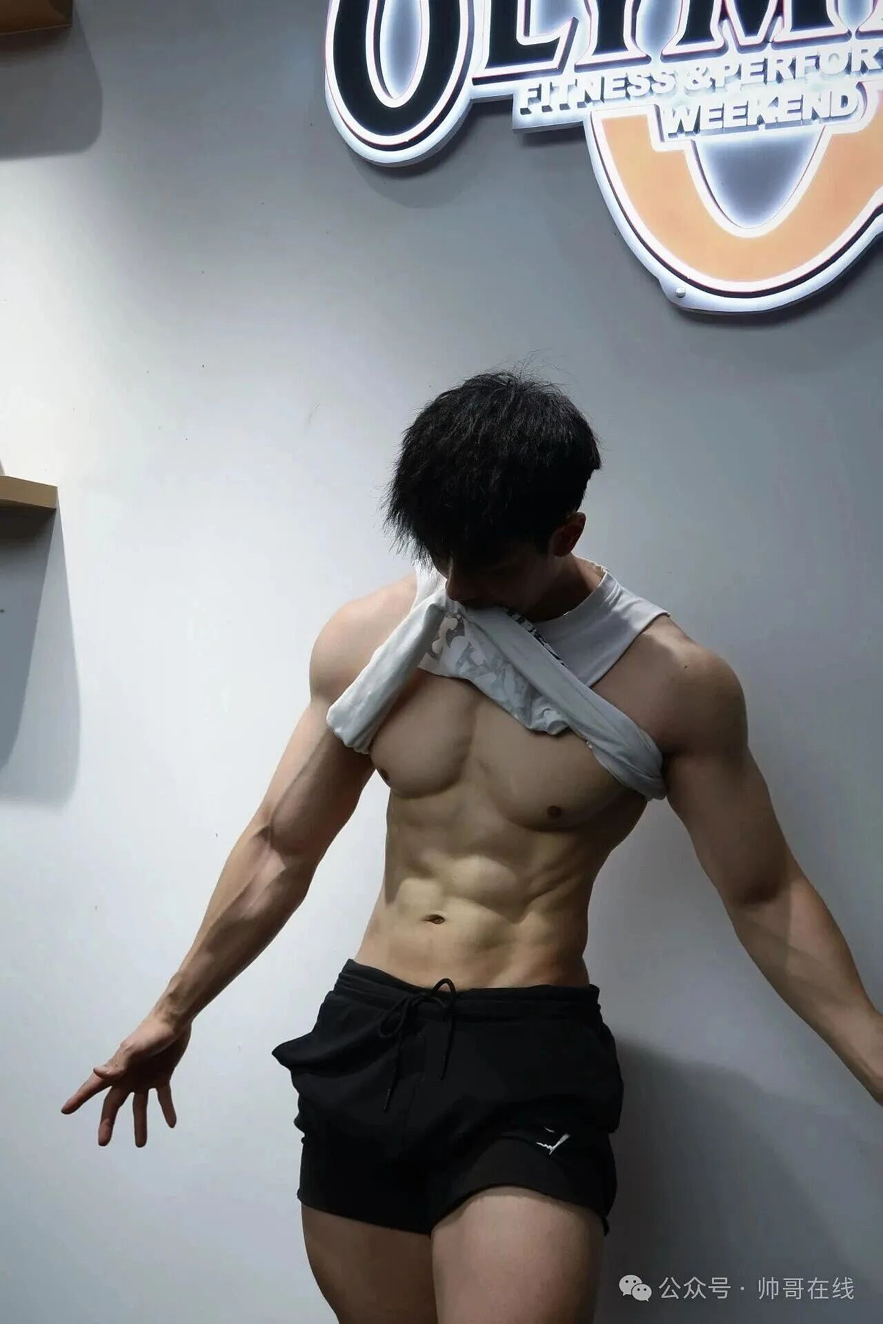 【帅哥】某书很火的大胸肌健身教练，健身房各种凹造型，这身材也太棒了（组图） - 4